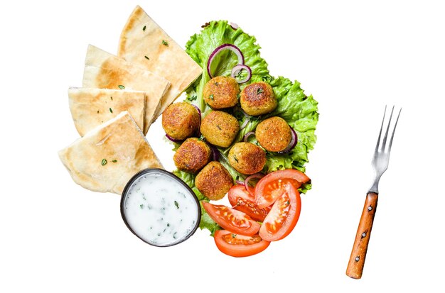 Foto falafel vegetariano con pane pita verdure fresche e salsa isolato su sfondo bianco vista dall'alto