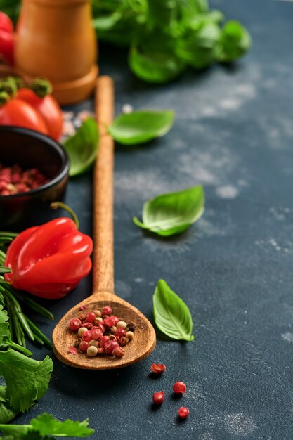 Foto cibo vegetariano, salute o concetto di cucina. cucchiaio di legno e ingredienti