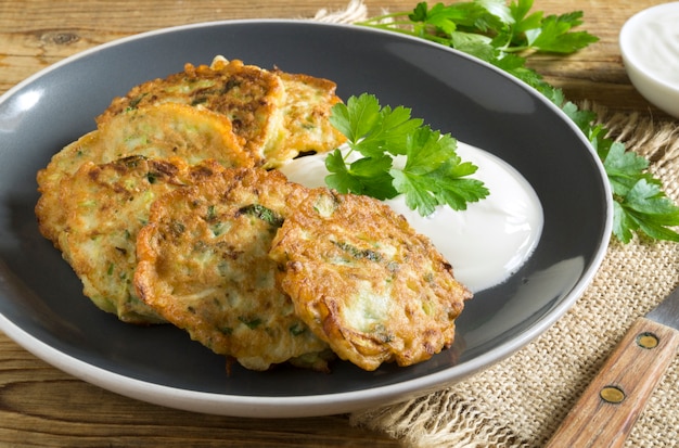 Photo vegetarian healthy zucchini pancakes