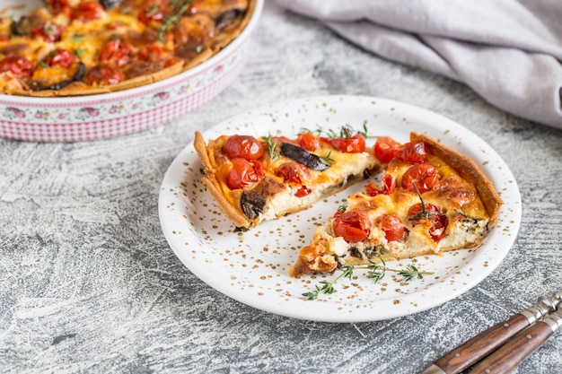 Torta vegetariana fatta in casa su cemento