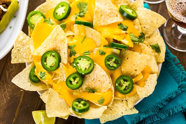 Foto nachos vegetariani con tortilla chips e peperoni jalapeno freschi.