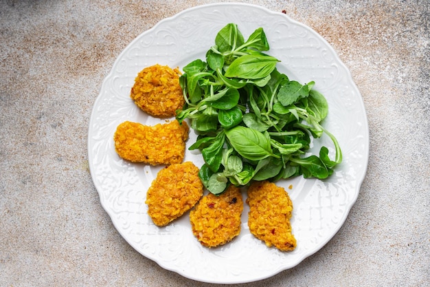 ベジタリアン ナゲット 肉なし 植物性食品 健康的な食事 食べ物 スナック 食卓の上 コピースペース