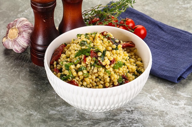 Foto pasta vegetariana ottima con verdure e basilico