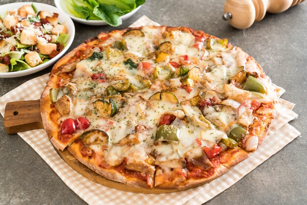 Photo vegetarian pizza on table