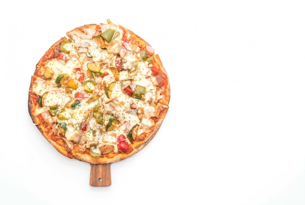 Pizza vegetariana su sfondo bianco