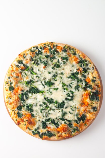 Photo vegetarian pizza with spinach arugula pesto cheese and parmesan italian cuisine