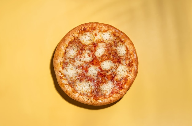 Foto pizza vegetariana con formaggio vegano e salsa di pomodoro vista dall'alto della pizza margarita al formaggio