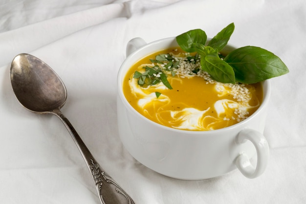 Photo vegetarian pumpkin soup in a white plate