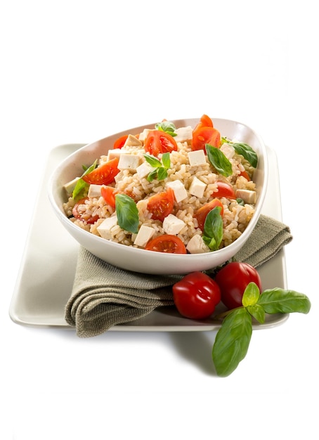 Photo vegetarian rice salad with tofu and brown rice