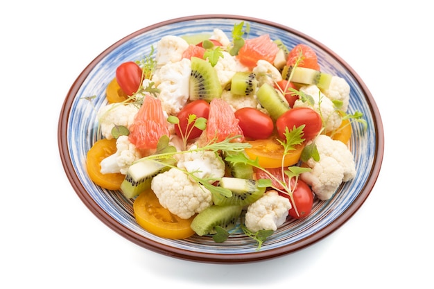 콜리 플라워 양배추, 키위, 토마토, 흰색 배경에 고립 된 microgreen 콩나물의 채식 샐러드. 측면보기를 닫습니다.
