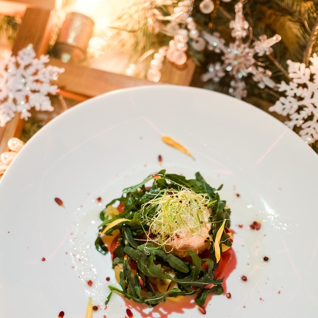 Foto insalata vegetariana. cena delle vacanze di natale. concetto di cucina festiva del ristorante