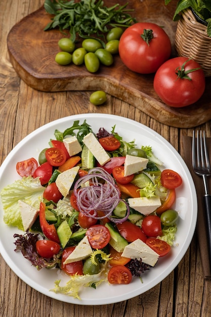 Foto insalata vegetariana su un tavolo di legno