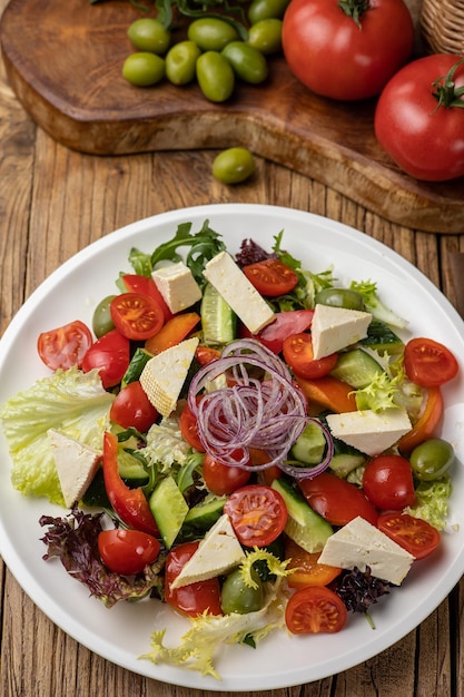 Insalata vegetariana su un tavolo di legno