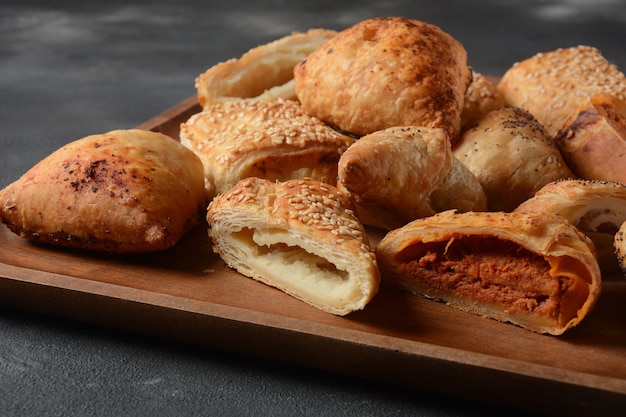 Dolci vegetariani di samosa ripieni di patate, funghi, tonno. cibo mediorientale-samsa