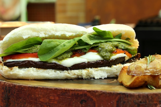 Foto panino vegetariano rucola bufala mossa pomodoro e melanzane