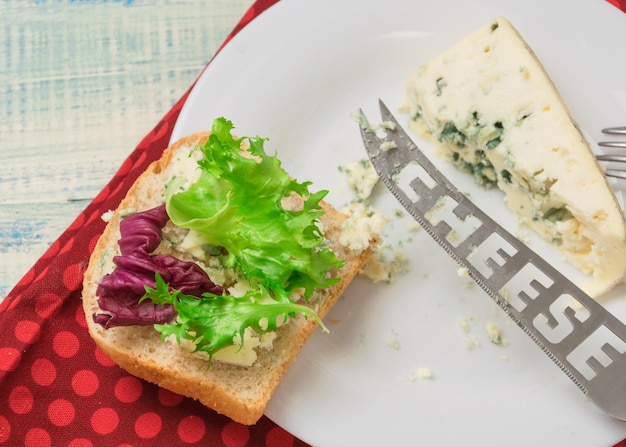 Panino vegetariano con insalata e formaggio blu su uno sfondo di legno dieta sana