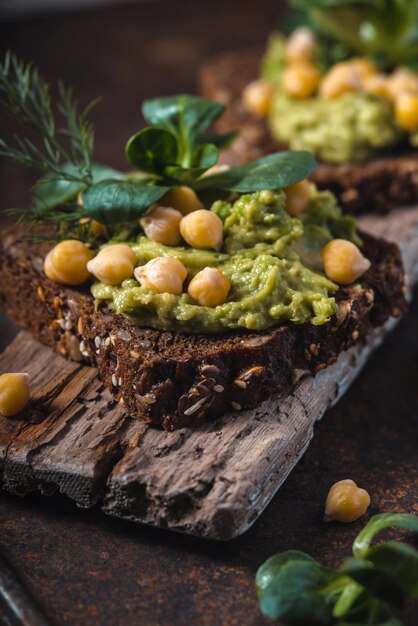 Photo vegetarian sandwiches on a wooden support close up vertical