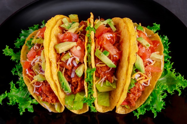 Foto taco vegetariano avvolge. ingredienti di tacos di verdure in vista dall'alto