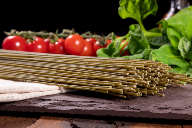 Tagliatelle agli spinaci vegetariane e vegane. cibo salutare.