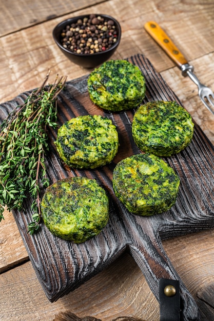 Tortino di hamburger vegetali vegetariani con erbe su tavola di legno