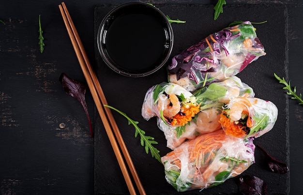 Photo vegetarian vietnamese spring rolls with spicy shrimps, prawns, carrot, cucumber, red cabbage and rice noodle