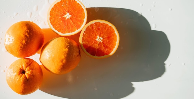 Vegetarisch eten Er zijn producten op een witte tafel kopieer ruimte Gezonde voeding Citrusvruchten Rood