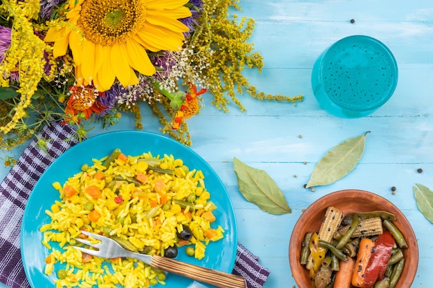 Vegetarisch eten pilaf en veldsla drankje met zaden boeket van herfst bloemen bovenaanzicht