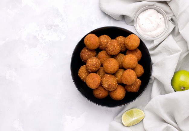 Foto vegetarisch gerecht uit het midden-oosten van falafel van kikkererwten