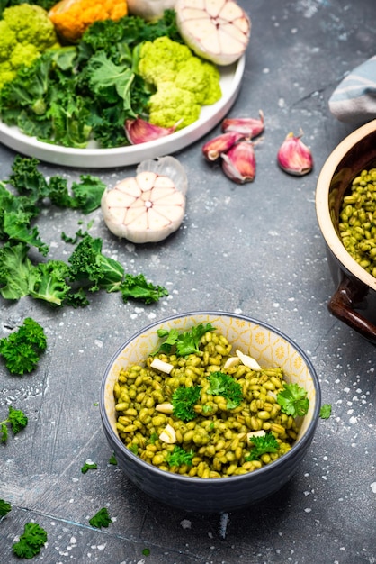 Vegetarisch plantaardig dieet Schoon eten van boekweitgrutten met boerenkool Groen voedsel Gezond leven