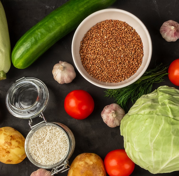 Vegetarisch vers voedsel met boekweit en groenten in bovenaanzicht