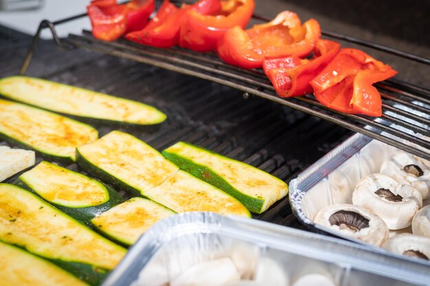 Vegetarische BBQ in het weekend Grillkaas en groenten op gasgrill Outdoors