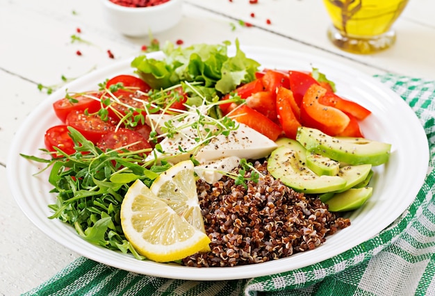 Vegetarische boeddha schaal met quinoa, tofu kaas en verse groenten.