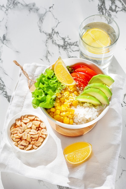 Vegetarische Boeddha schaal op tafel