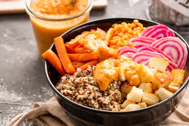 Vegetarische Bowl met Zoete Aardappel Rode Bieten en Halumi Kaas