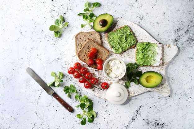 Vegetarische broodjes met avocado