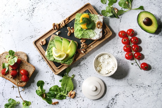 Vegetarische broodjes met avocado