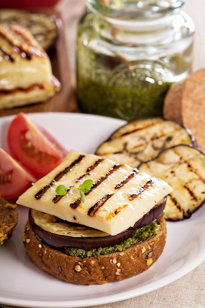 Vegetarische burger met kaas aubergine en pesto