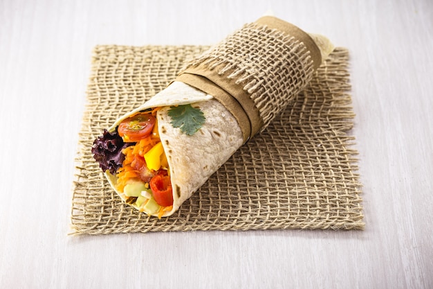 Vegetarische burrito, gevuld met gegrilde groenten, gezond eten, pittig, lekker