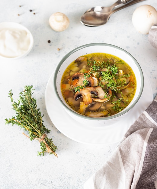 Vegetarische champignonsoep met gerst en groenten in een keramische kom