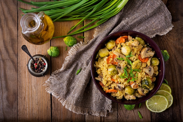 Vegetarische couscous salade met spruitjes, champignons, wortelen en kruiden