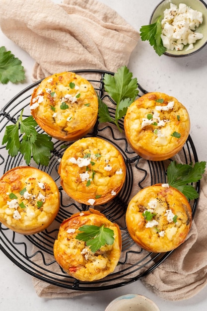 Vegetarische eiermuffins met champignonpeper en kaas als ontbijt