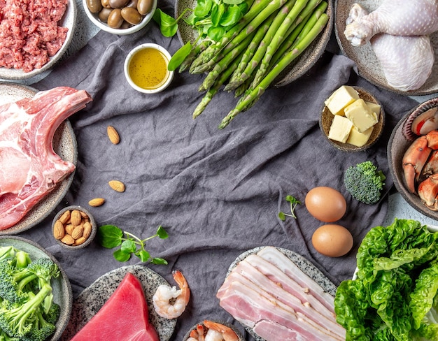 Foto vegetarische en dierlijke eiwitten, koolhydraten en vetbronnen, koolhydraatarm en ketogeen dieet gezonde voedingsachtergrond met kopieerruimte