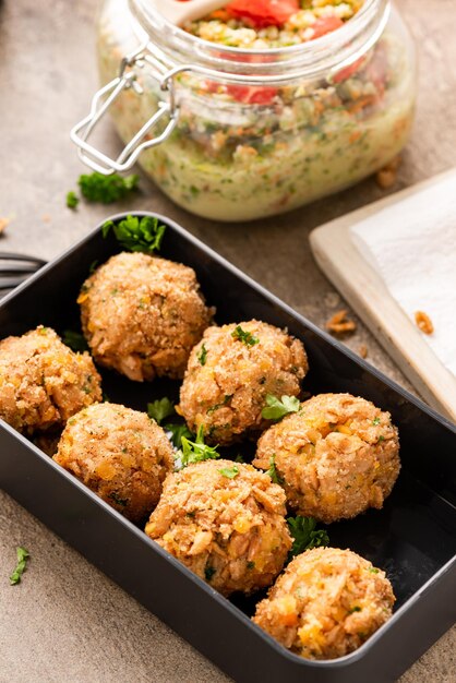 Vegetarische Falafel Ballen in Lunchbox Gezond Take Away Brunch Idee