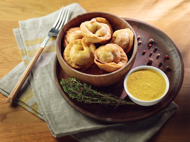 Vegetarische gebakken dumplings geserveerd met verse kruiden en saus