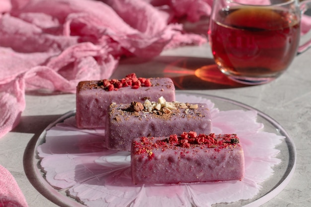 Vegetarische geglazuurde kaas op roze achtergrond, dessert voor veganistische kinderen