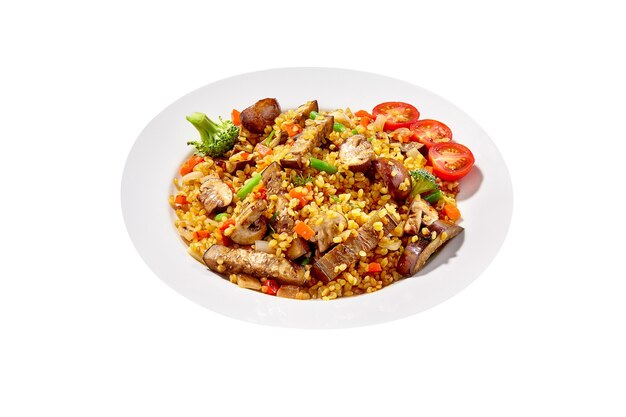 Vegetarische gerstpilaf met aubergines, champignons, broccoli, tomaten