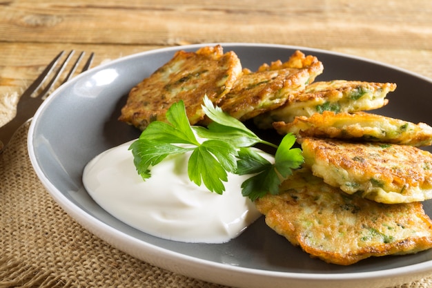 Vegetarische gezonde courgettepannenkoekjes