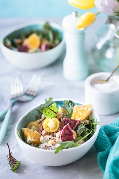 Vegetarische gezonde salade met quinoa, groenten en grapefruit