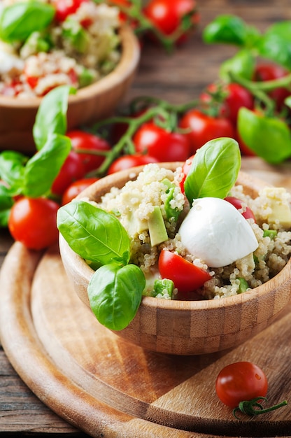 Vegetarische gezonde salade met quinoa, tomaat en avocado