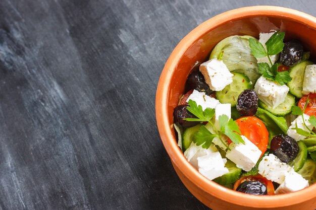 Vegetarische Griekse salade met fetakaas, rucola, olijven en kerstomaatjes